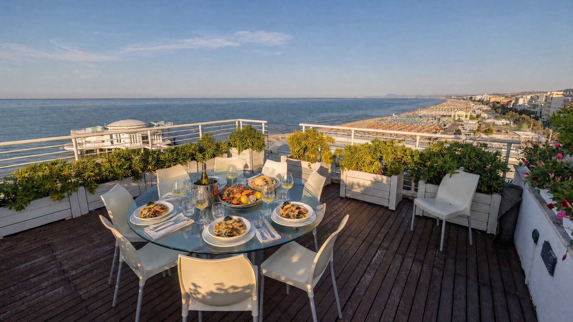 La tavola vista mare sul roof garden
