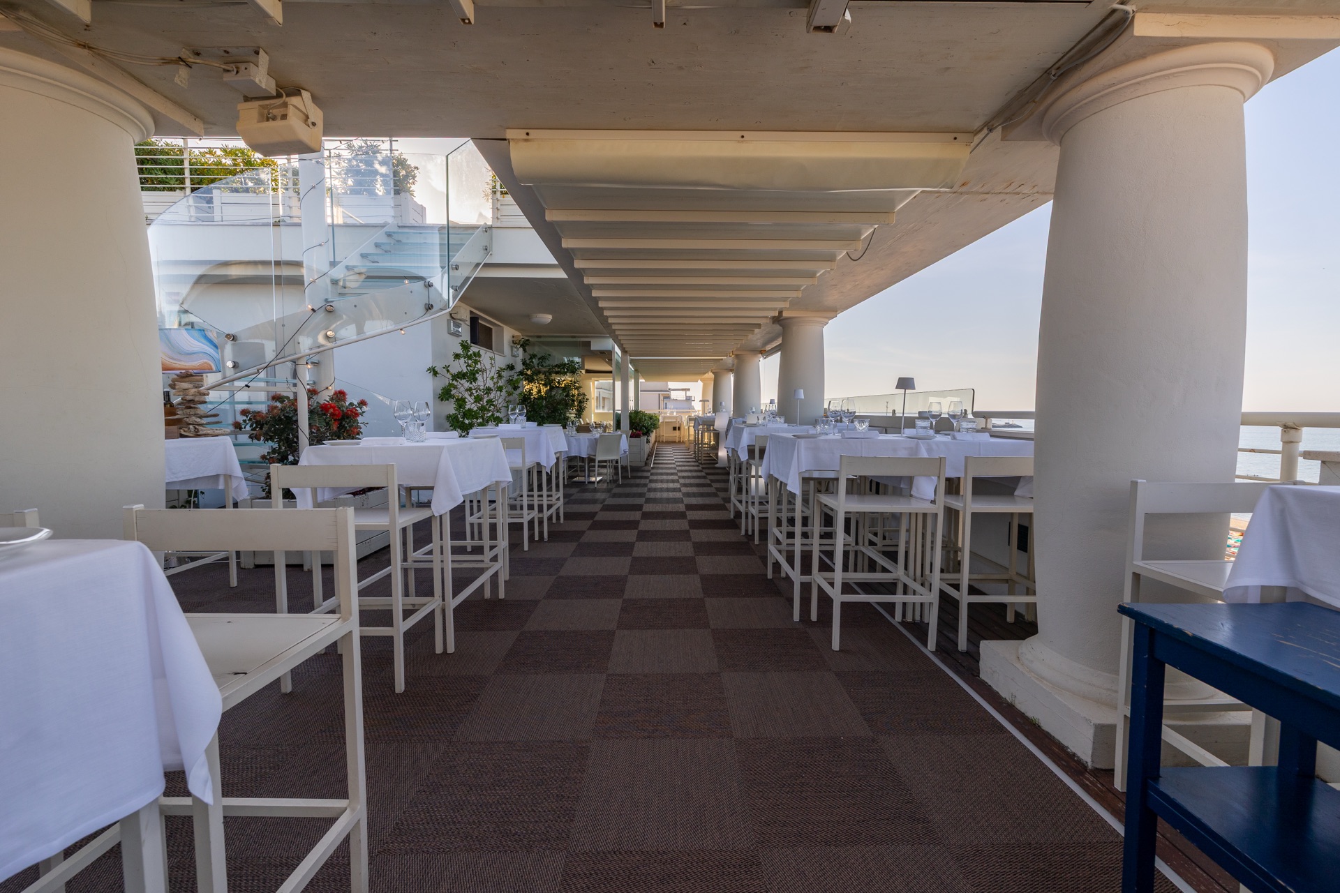 Tavoli con vista mare sul roof garden