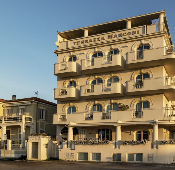 Facciata dell'hotel Terrazza Marconi sul lungomare di Senigallia al tramonto