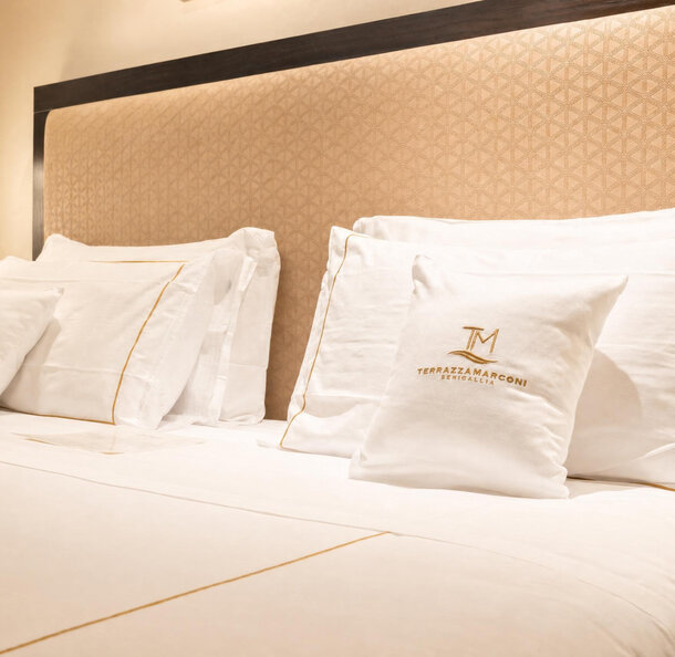 Letto con biancheria ricamata Terrazza Marconi